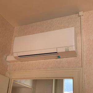 Pose d’un système de climatisation split pour rafraîchissement et chauffage