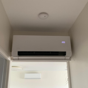 Pose d’un système de climatisation split pour rafraîchissement et chauffage