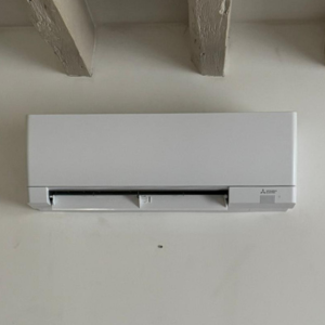 Pose d’un système de climatisation split pour rafraîchissement et chauffage