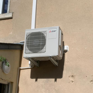 Installation d’une unité extérieure de climatisation haute performance