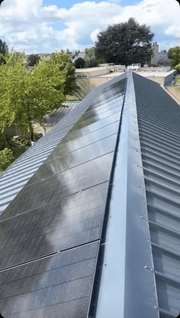 Panneaux photovoltaïques posés sur toiture pour autoconsommation dans la région Centre