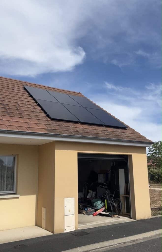 Pose de panneaux photovoltaïques sur toiture d’une maison